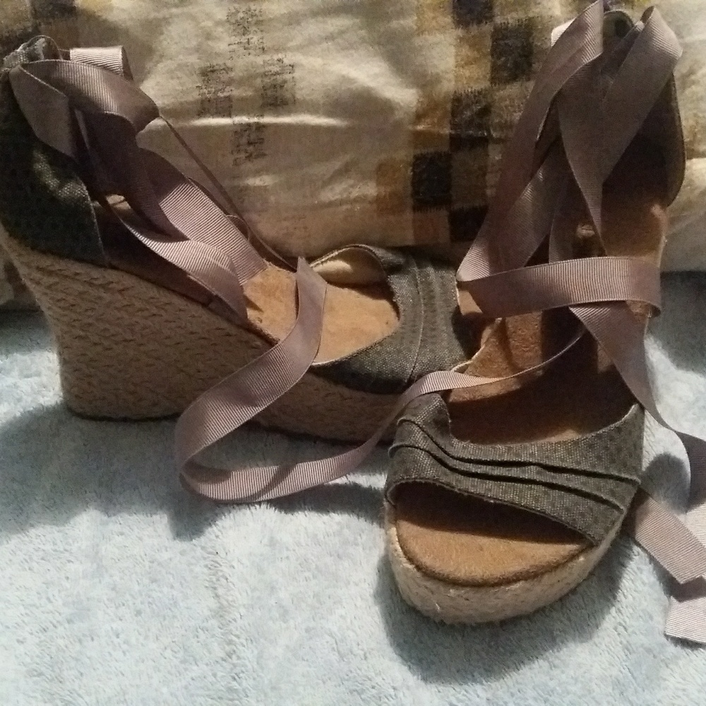 🐻Bearpaw laceup wedges!♥️